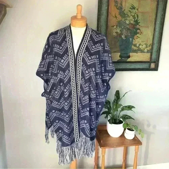 New Directions Women Weekend Navy and Ivory Sweater Cape with fringe size XL NWT - Picture 1 of 12